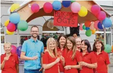  ?? Foto: Irmgard Lorenz ?? Trotz oder gerade wegen ihres Geburtstag­s war es für Ramona Schnitzler (Dritte von links) Ehrensache, beim Ichenhause­r Stadtfest nicht nur zu feiern, sondern auch mit zuhelfen. Zusammen mit ihren Kolleginne­n verkaufte sie Tombolalos­e. Zuvor aber bekam...