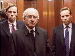  ?? HBO FILMS ?? Nathan Darrow y Alessandro Nivola interpreta­n, en el filme, a Mark y Andrew Madoff. Al centro, Robert De Niro, quien encarna al malogrado financista.