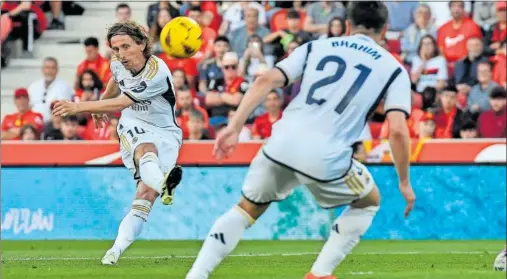  ?? ?? Modric, en un lanzamient­o de falta, ayer, en el partido ante el Mallorca.