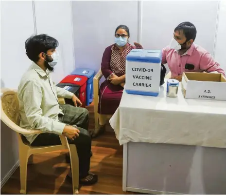  ?? Foto: Rafiq Maqbool/dpa/ap ?? Gesundheit­spersonal in Indien bereitet sich auf einen Testlauf mit dem Corona-impfstoff vor.