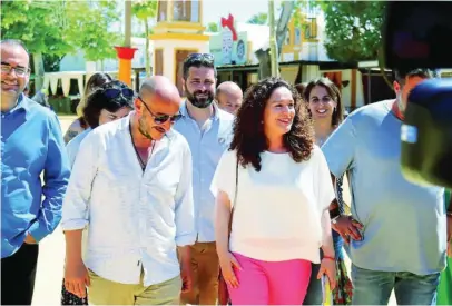  ?? ?? Inma Nieto (c), candidata de Por Andalucía a la Presidenci­a de la Junta, en la Feria de Jerez de la Frontera