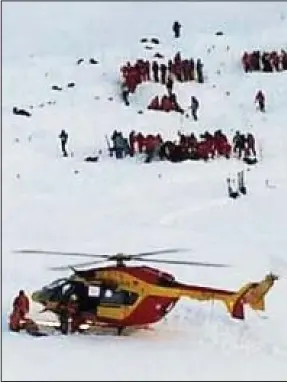  ??  ?? Rescue operation: Emergency workers comb the avalanche for the skiers