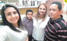  ??  ?? (1) Xiomara da gracias a Dios por volver a estar con su familia. (2) Ella atiende pacientes en la sala de covid del San Felipe.