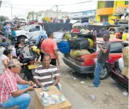  ??  ?? Un par de hombres ofrece cambio de moneda.