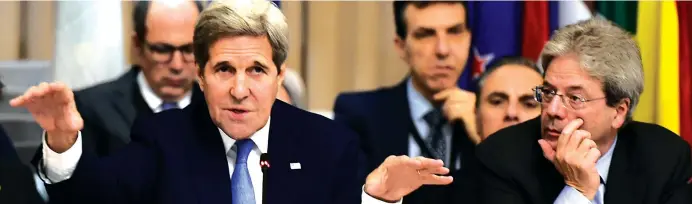  ??  ?? Insieme A sinistra, il segretario di Stato americano John Kerry, ieri, a Roma, con il ministro degli Esteri Paolo Gentiloni ( Afp)