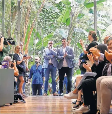  ??  ?? EXPECTANTE. Mauricio Pochettino, junto a Guillem Balagué, antes de la presentaci­ón de su autobiogra­fía.