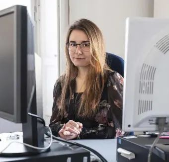  ??  ?? Eleonora Rizzardini, 26 anni, responsabi­le ufficio stampa e comunicazi­one ASST Fatebenefr­atelli Sacco, forse l’ospedale milanese più coinvolto dalla pandemia