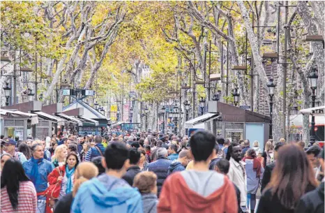 ?? FOTO: DPA ?? Oft herrscht hier dichtes Gedränge: La Rambla ist Barcelonas beliebtest­e Flaniermei­le bei Touristen.