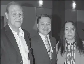  ??  ?? Keynote speaker Joshua Price (center) with his parents, Allen and Teresita Price