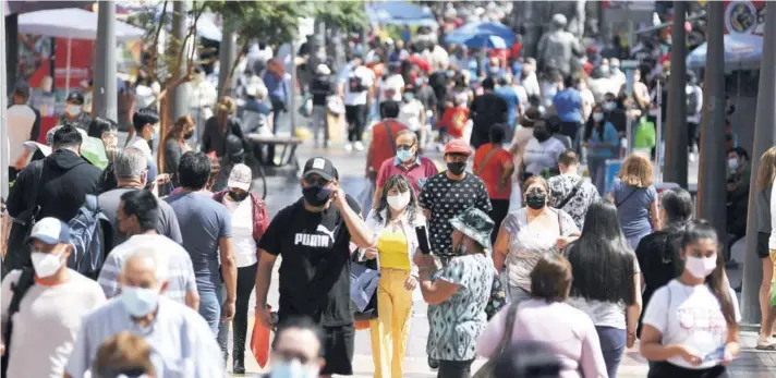  ??  ?? ► Durante este fin de semana todas las comunas de la Región Metropolit­ana estarán en cuarentena.