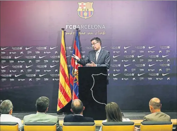  ?? JORDI PLAY ?? Josep M. Bartomeu, ayer, en la sala de prensa del Camp Nou, donde compareció respaldado por algunos directivos y ejecutivos del club