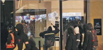  ?? REUTERS ?? Disturbios en las calles de Barcelona tras las manifestac­iones de apoyo a Pablo Hasel.