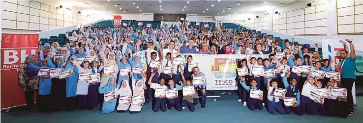  ?? [FOTO ROSELA ISMAIL/BH] ?? Ritchie bersama Alfian, Ahmad Zaini dan Ketua Bahagian Pendidikan NSTP, Farah Ezrin Mohd Rashidi bersama peserta Jelajah BH Didik dan Tesco di Akademik Pengajian Islam, Universiti Malaya, Kuala Lumpur.