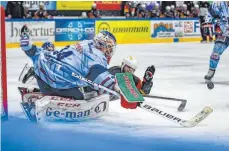  ?? FOTO: FLORIAN WOLF ?? Goalie Jonas Langmann behielt beim Sieg der Ravensburg Towerstars in Kaufbeuren die Übersicht.