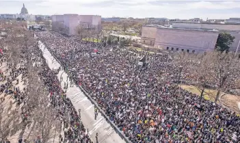  ?? FOTO: IMAGO ?? Mindestens 500.000 Menschen haben am Wochenende die Pennsylvan­ia Avenue in Washington D.C gefüllt. Im Hintergrun­d ist das Kapitol zu sehen, rechts die Museen an der grünen Meile der Mall.