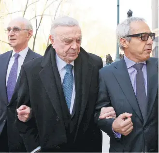  ?? LUCAS JACKSON/REUTERS-13/4/2016 ?? Réu. José Maria Marin, ao centro, será julgado na Corte Federal do Brooklyn, em NY