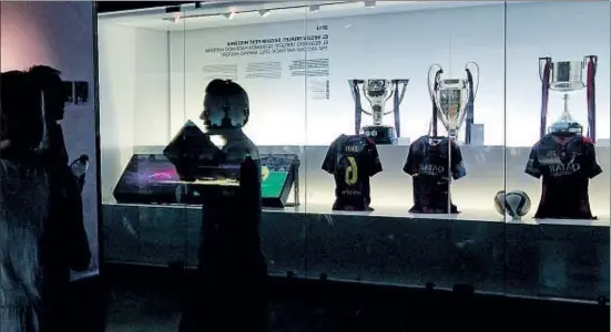  ?? XAVIER GÓMEZ ?? Las tres copas, aquí reflejadas a través de un espejo, ya figuran de forma destacada en el Museu del FC Barcelona