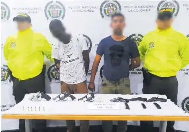  ??  ?? Dos hombres que simulaban una mudanza fueron sorprendid­os cuando portaban seis armas en una colchoneta.