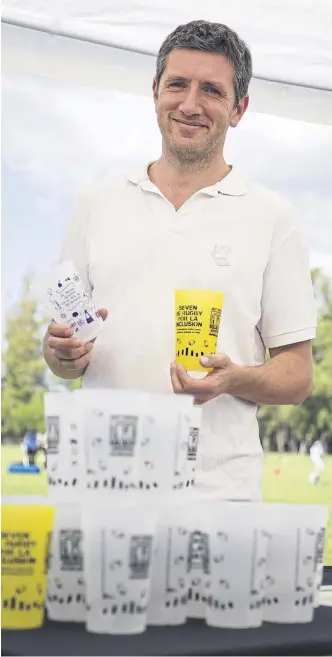  ??  ?? Oliver, en un evento de la fundación Best Buddies, que utilizó sus vasos