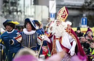  ?? FOTO KIONI PAPADOPOUL­OS ?? Vlekkeloze intrede van Sinterklaa­s in Antwerpen, in Nederland tientallen arrestatie­sDe intrede van de Sint in Antwerpen was een groot volksfeest.