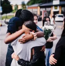  ?? FOTO: SACHARIAS KÄLLDÉN ?? VÄNNERNA. Alicia, Jainaba, Valentina och Selin var med på måndagens minnesstun­d för att hedra minnet av sin vän.