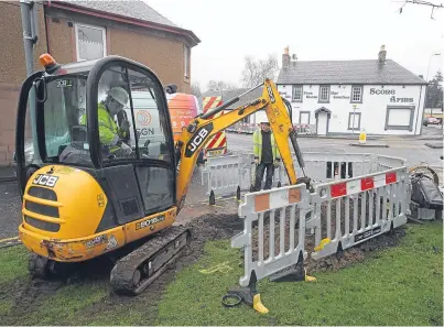  ?? Picture: Phil Hannah. ?? Ongoing effort: a tanker removes water from the gas main in Scone.