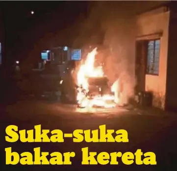  ??  ?? API marak membakar kenderaan di Taman Wawasan, Kelapa Sawit, semalam.