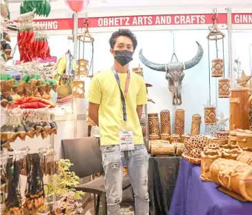  ?? PHOTOGRAPH BY RIO DELUVIO FOR THE DAILY TRIBUNE @tribunephl_rio ?? Daily Tribune’s Tindahan ni Tarsee bazaar kicks off on Friday where merchants such as Obhet’z Arts and Crafts display their wares at the Ayala Mall by the Bay in Parañaque City.