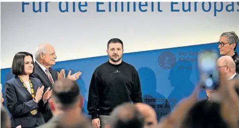  ?? FOTO: GAMBARINI/DPA ?? In Aachen wurden Präsident Wolodymyr Selenskyj (Mi.) und das ukrainisch­e Volk mit dem Karlspreis für Verdienste um die Einheit Europas geehrt.