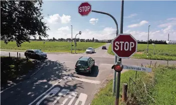  ??  ?? Unfallbren­npunkt Meyeshofst­raße / Oberbenrad­er Straße: „Der Kreisverke­hr muss zügig gebaut werden. Planung und damit auch der Bau dauern zu lang. Die 500.000 Euro kosten sind bewilligt“, so CDU-Ratsherr Hans-Albert Schmitz.