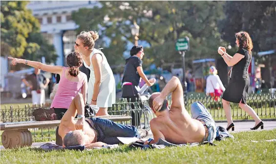  ?? MARTIN BONETTO ?? Como en verano. En la Ciudad, los vecinos de Plaza Francia aprovechar­on la tarde calurosa de ayer y se pusieron a tomar sol.