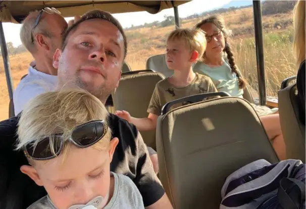  ?? ?? Jens H. Rasmussen er begejstret for safarirejs­en som familiefer­ie. Her er han med sønnerne Nohr og Milton i Entabeni Vildtreser­vatet i Sydafrika, hvor den populaere Ranger Camp har hjemme. Foto: Privat