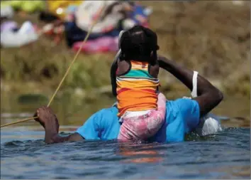  ?? ?? Migranter i tusindvis, heraf mange fra Haiti, har de seneste måneder krydset floden Rio Grande for at komme fra Mexico ind i Texas. Foto: Daniel Becerril/Reuters