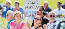  ?? FOTO: DPA ?? Politiker-Beschimpfu­ng: Rechte Demonstran­ten 2015 vor der Ankunft von Angela Merkel in Heidenau (Sachsen).