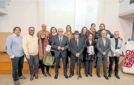  ?? ?? Ángel de Miguel a la derecha del todo, entre representa­ntes políticos y de la comunidad gitana.