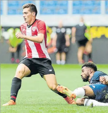  ?? FOTO: JUAN ECHEVERRÍA ?? Desequilib­rante Córdoba intenta esquivar la entrada por detrás de un rival en el duelo frente al Fulham