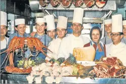  ??  ?? COCINA. Bocuse en su restó, L’Auberge du Pont de Collonges.