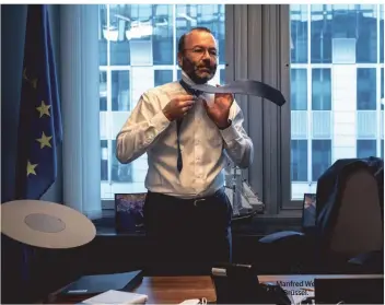  ?? IMAGO FOTO: MARTIN BERTRAND/ ?? Manfred Weber in seinem Büro in Brüssel.