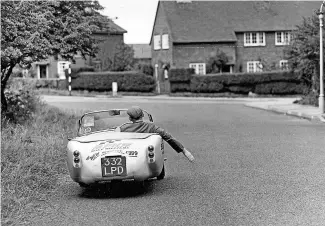  ?? ?? Approachin­g a sharp bend, this Berkeley driver signals his intention to slow down.
Mortons Archive photo.