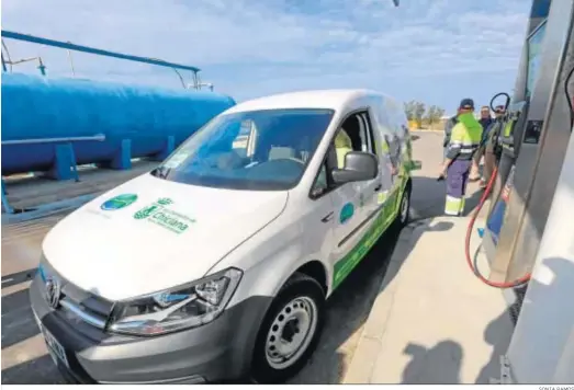  ?? SONIA RAMOS ?? Vista del vehículo marca Volkswagen que pasará a manos de la empresa Chiclana Natural para sus tareas municipale­s.