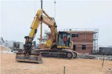  ?? FOTO: BLAUHUT ?? Kaum war beschlosse­n der Bebauungsp­lan, da rückte auch schon der Bagger an.