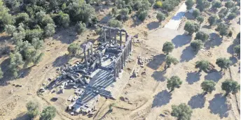  ??  ?? An aerial view of the Temple of Zeus at the ancient city of Euromos, Muğla, southweste­rn Turkey, Sept. 22, 2020.