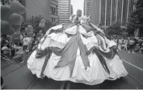  ?? Tom Levy / The Chronicle 1987 ?? June 29, 1987: Sherry McKnight sings “Stand by your Man” as she rolls down Market Street with other paraders at the Internatio­nal Lesbian & Gay Freedom Day Parade.