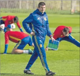  ??  ?? CELADES. El selecciona­dor, ayer en el entrenamie­nto en Las Rozas.