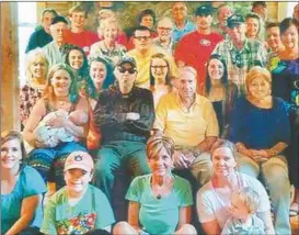  ?? Contribute­d ?? Relatives at reunion gather for photo of group
