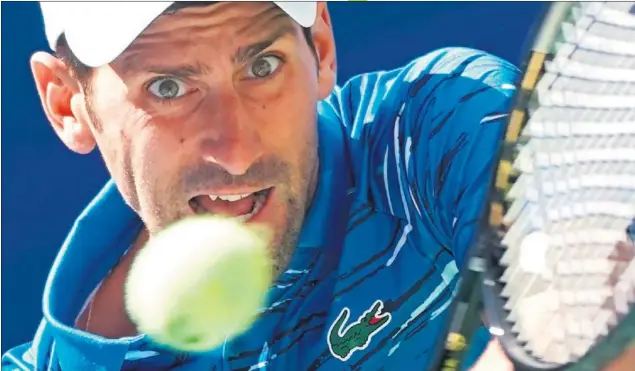  ??  ?? MIRADA. Novak Djokovic persigue la bola con su ambiciosa mirada en el partido que le enfrentó con el español Roberto Carballés y que resolvió con facilidad.