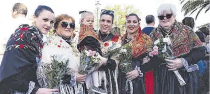  ?? ?? Identidad Cacereñas aguardan en la ermita del Amparo con el traje típico. ▷