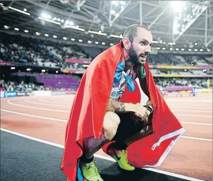  ?? FRANCK ROBICHON / EFE ?? Ramil Guliyev cubriéndos­e la espalda con la bandera turca y el cuello con la de Azerbaiyán, el jueves