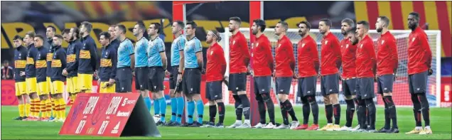  ??  ?? Los onces titulares del Barcelona y del Athletic escuchan el himno español antes de comenzar la final de la Copa del Rey en La Cartuja.