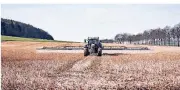  ?? FOTO: STEVEN LÜDTKE/DPA ?? Ein Traktor fährt über ein Feld und bringt Unkrautver­nichter aus.